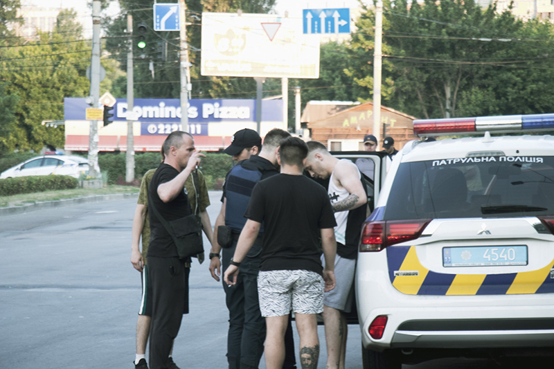 В Киеве неадекват бросился под машину такси и устроил драку с полицейскими