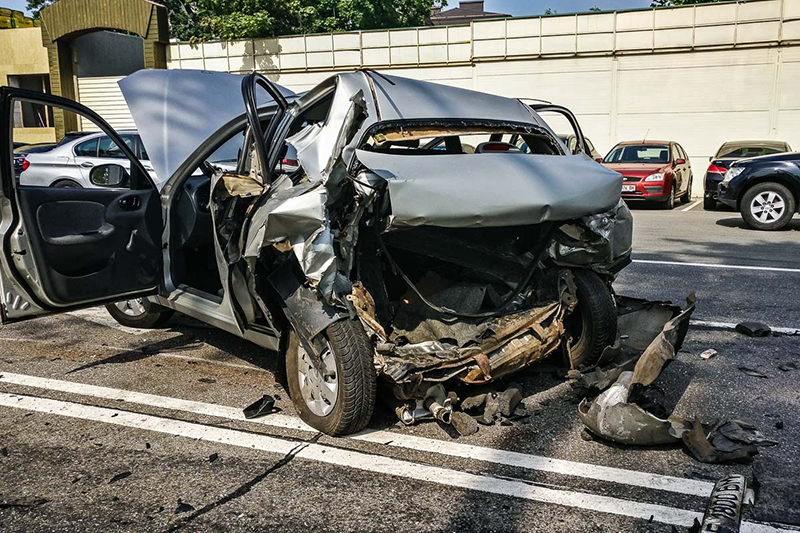 В Киеве на Столичном шоссе Volkswagen врезался в такси Lanos: погибла девушка