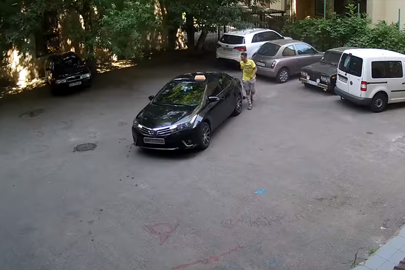 Не хватило на бензин? В Одессе водитель такси украл крышку люка. Видео
