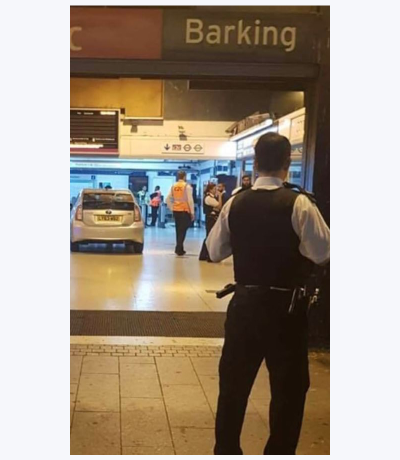 Водитель Uber припарковался в помещении вокзала (фото)