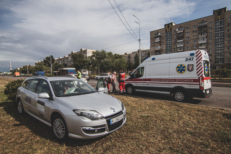 В Киеве машина скорой помощи влетела в такси Uber