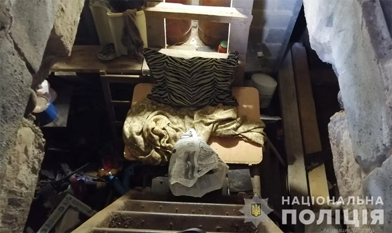 В Киевской области водитель такси приковал пассажира цепью и закрыл в подвале