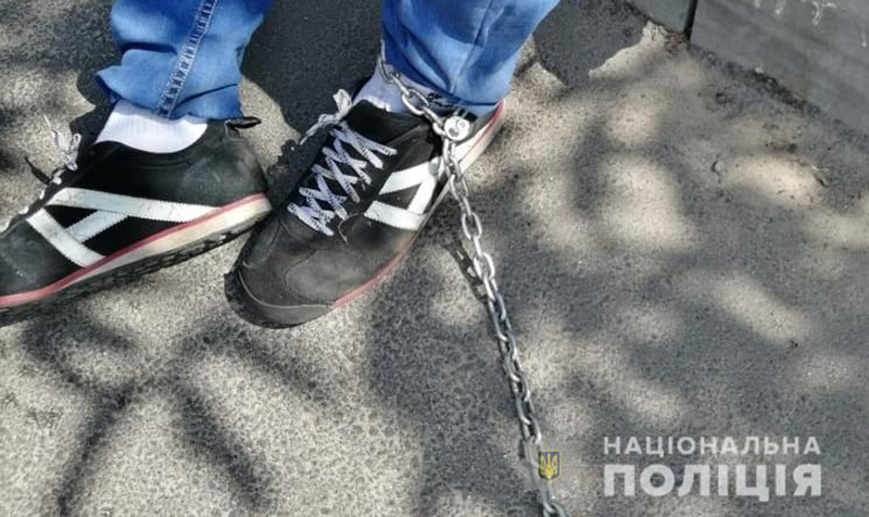 В Киевской области водитель такси приковал пассажира цепью и закрыл в подвале