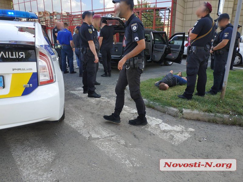 "Кто в такси играет пистолетом?" Таксист в Николаеве помог задержать церковных воров