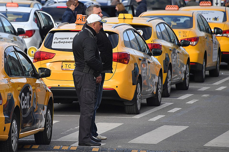 Ну и где здесь «шашечки»? Новый закон о такси в России раздражает и парки, и агрегаторов