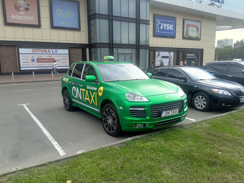 Необычное такси в Сумах - зеленый Porsche Cayenne