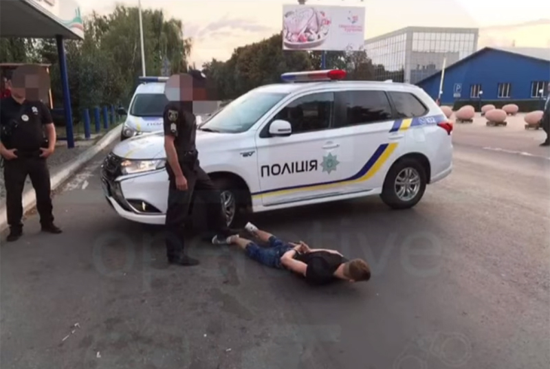 В Киеве ночью пассажир напал на таксиста с ножом (видео)