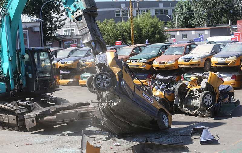 В Китае показательно уничтожили 180 фальшивых такси