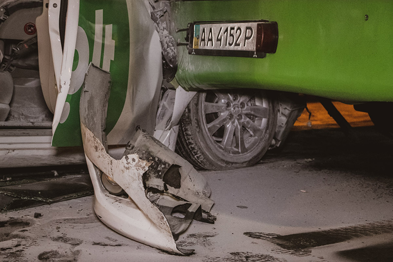 В Киеве Toyota такси Bolt въехала в маршрутку и загорелась, пострадал пассажир