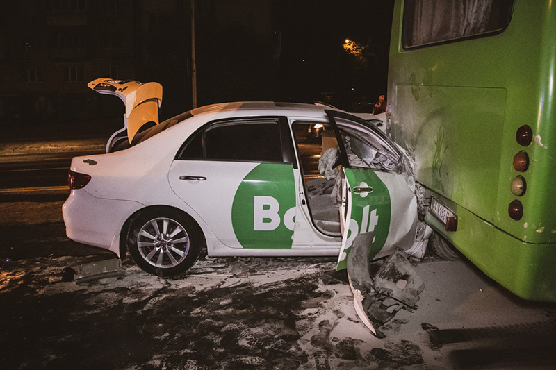 В Киеве Toyota такси Bolt въехала в маршрутку и загорелась, пострадал пассажир