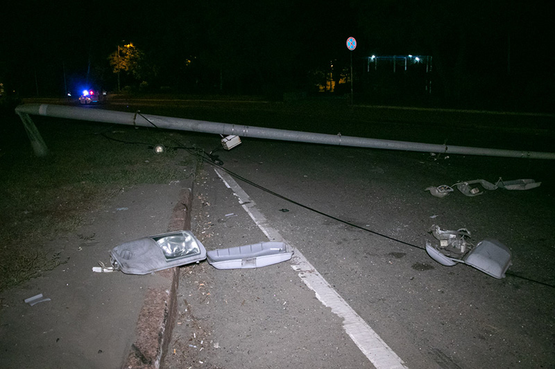 В Киеве такси с пассажирами снесло столб и несколько раз перевернулось