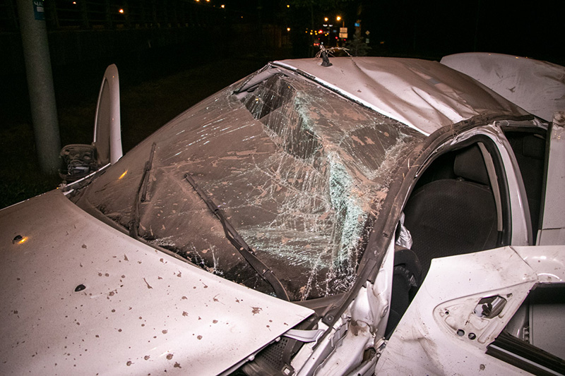 В Киеве такси с пассажирами снесло столб и несколько раз перевернулось