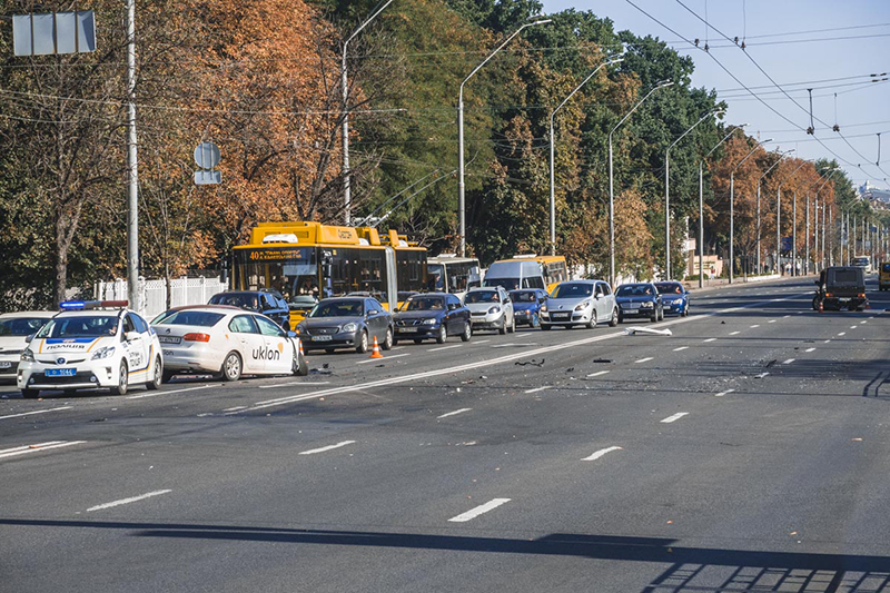 В Киеве Gelandewagen протаранил такси Uklon: пострадал ребенок
