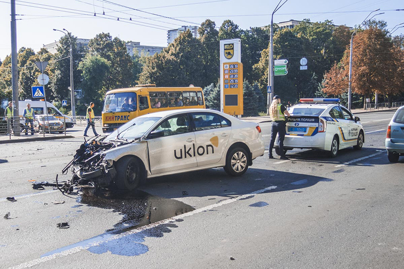 В Киеве Gelandewagen протаранил такси Uklon: пострадал ребенок