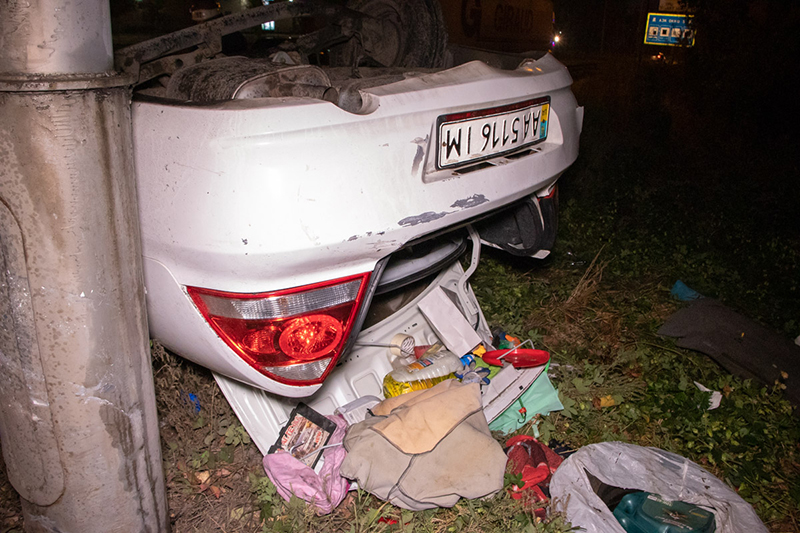 В Киеве такси Uber вылетело с дороги и перевернулся: водитель и пассажир в тяжелом состоянии