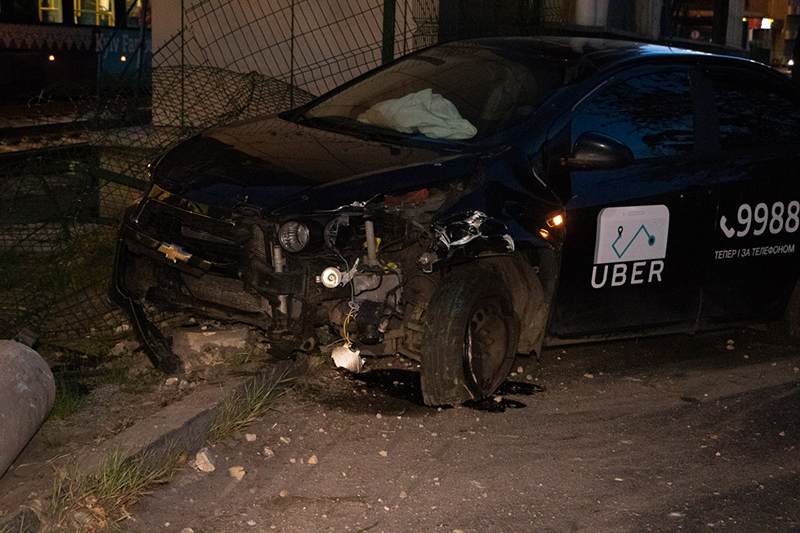 В Киеве таксист Uber снес забор скоростного трамвая и остановился посреди дороги