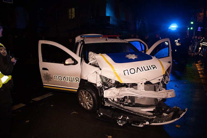 В Киеве на Сырце полицейские врезались в такси с ребенком: пострадали четыре человека