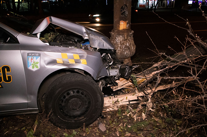 В Киеве Volkswagen службы такси «Босс» повалил дерево и влетел в столб