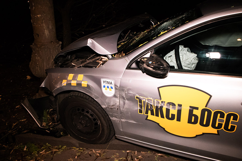 В Киеве Volkswagen службы такси «Босс» повалил дерево и влетел в столб