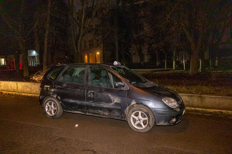 Днепр: в автомобиле нашли мертвого водителя такси (фото)