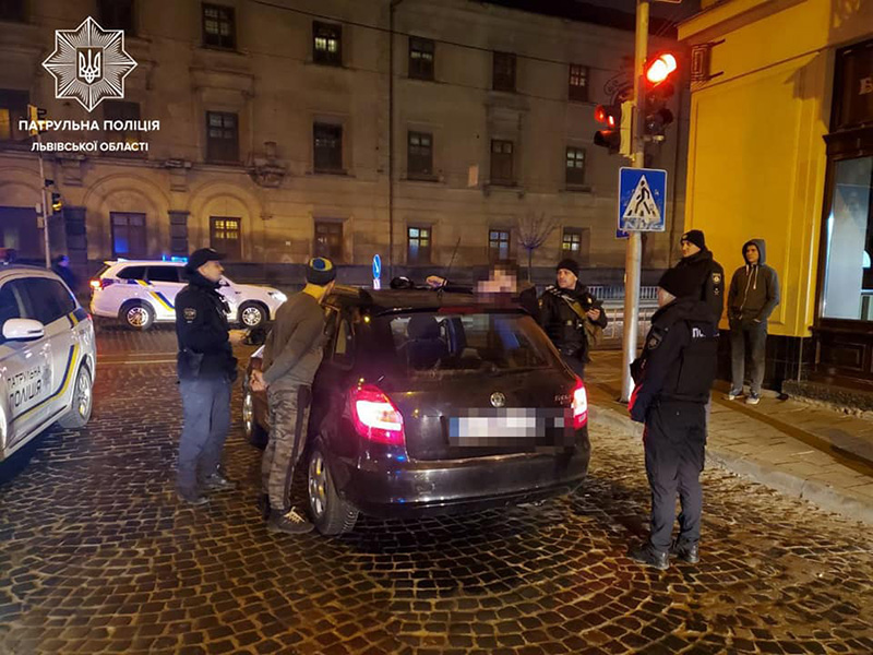 Во Львове правоохранители поймали двух мужчин, которые на такси похитили платежный терминал