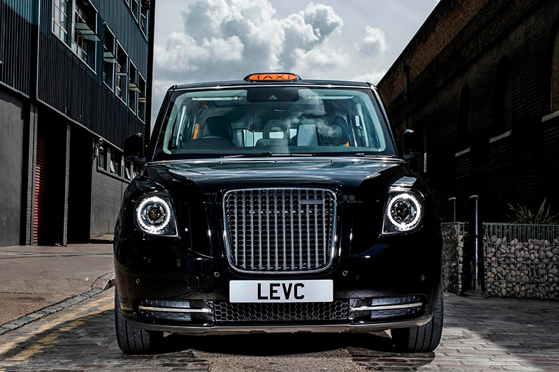 В Великобритании начались испытания беспроводной зарядки электромобилей такси
