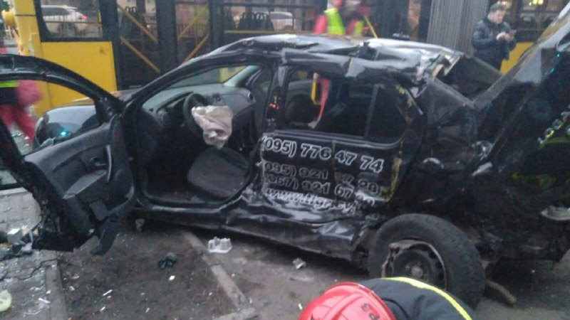 В Киеве такси Renault въехал в остановку с людьми: водитель погиб