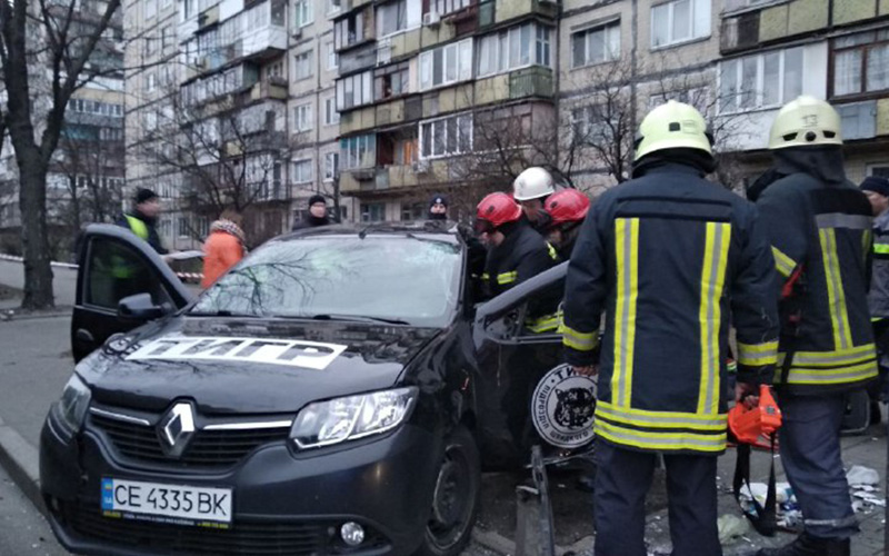 В Киеве такси Renault въехало в остановку с людьми: водитель погиб
