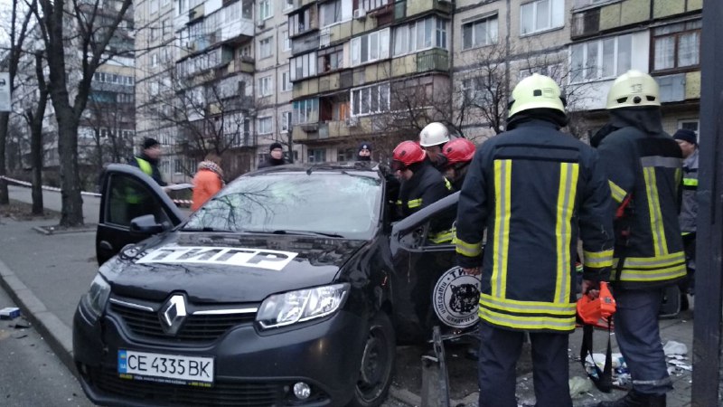 В Киеве такси Renault въехал в остановку с людьми: водитель погиб