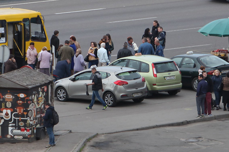 Полиция игнорирует: Гончарука призвали взяться за нелегальные такси в Киеве