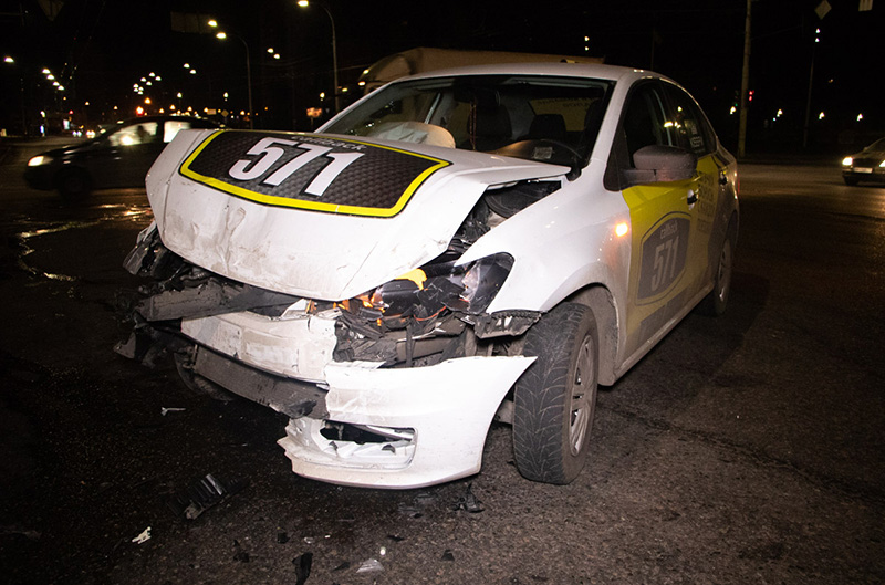 В Киеве Volkswagen службы такси «571» врезался и перевернул Kia: пострадали пассажиры такси