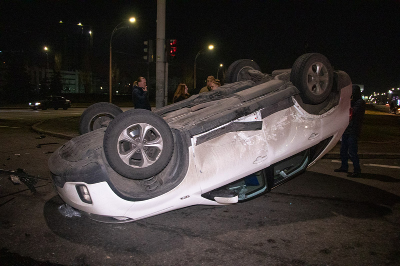 В Киеве Volkswagen службы такси «571» врезался и перевернул Kia: пострадали пассажиры такси