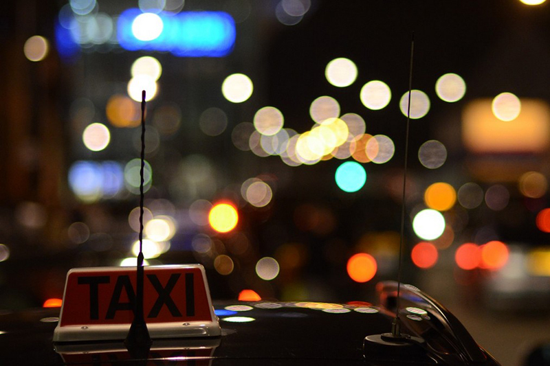 Беспредел: в Днепре таксисты раздели клиента, который не заплатил (видео)