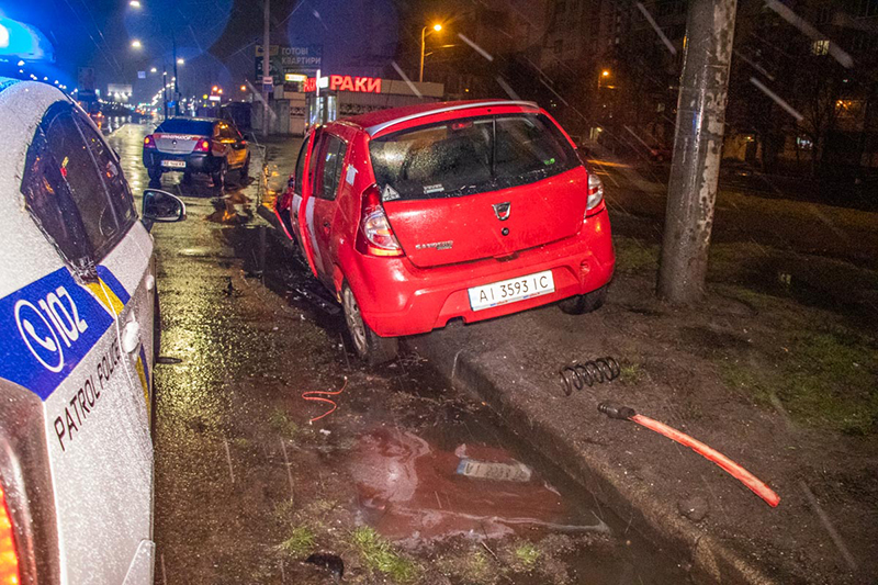 В Киеве на Радужном Dacia потеряла колесо и врезалась в столб: водителя увезла «скорая»