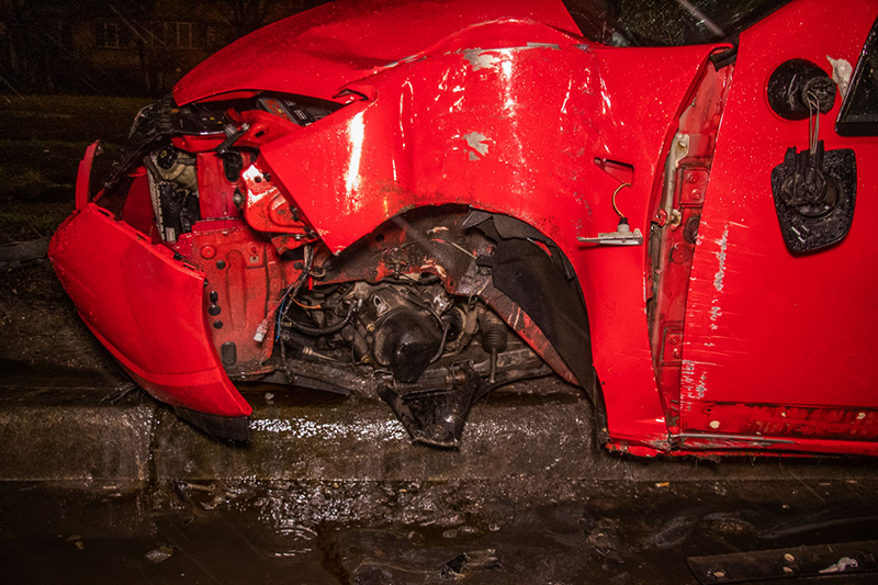 В Киеве на Радужном Dacia потеряла колесо и врезалась в столб: водителя увезла «скорая»