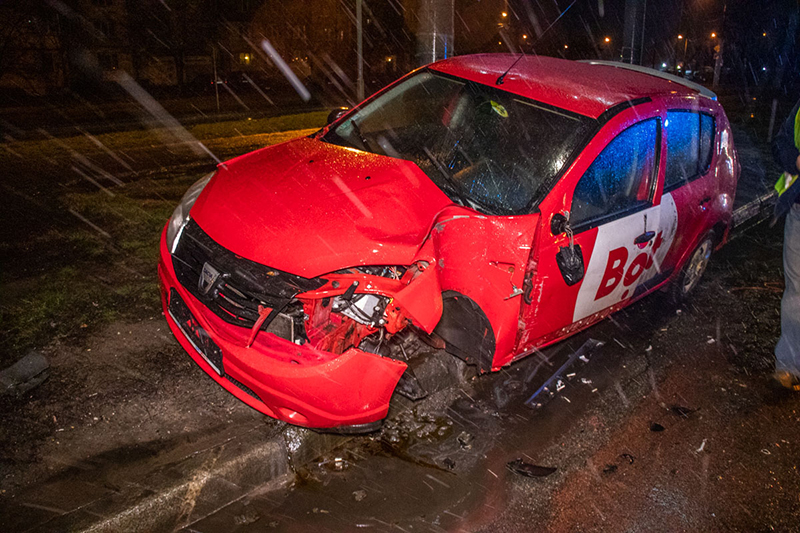 В Киеве на Радужном Dacia потеряла колесо и врезалась в столб: водителя увезла скорая