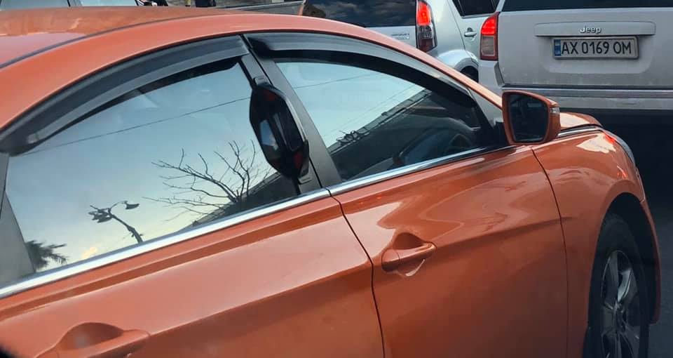 Такси по-корейски: в Киеве заметили Hyundai Sonata с зеркалами для пассажира