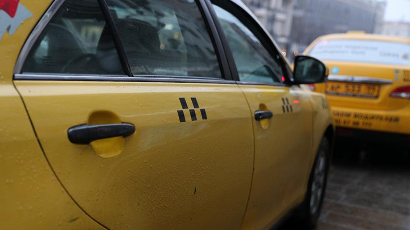 Таксуй, пока молодой: какой средний заработок водителей такси в Москве