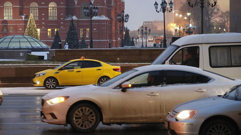 Таксуй, пока молодой: какой средний заработок водителей такси в Москве