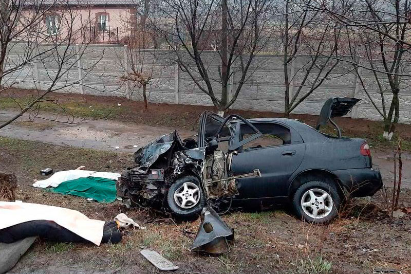 BMW на скорости влетел в такси с пассажирами — трое погибли на месте, девочка из Италии умерла в реанимации