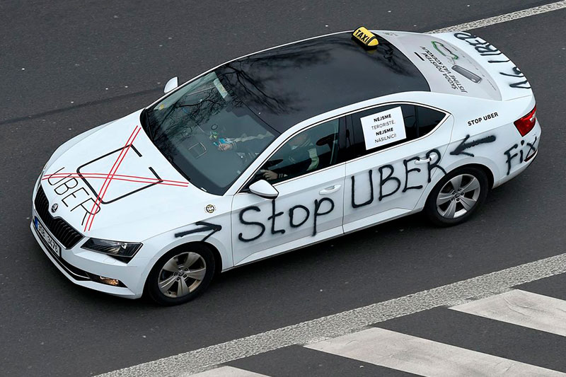 Президента просят запретить агрегаторы-такси Uber и Bolt в Украине