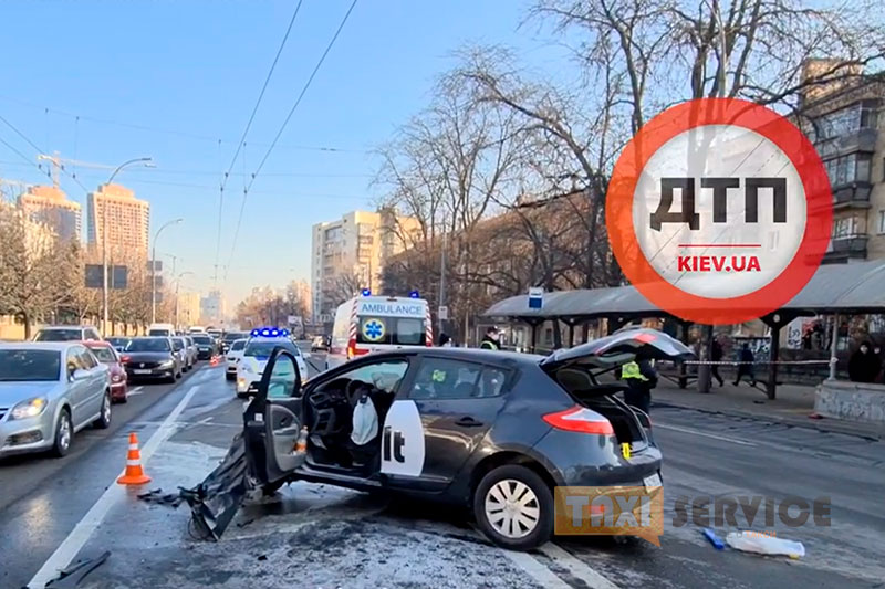 В Киеве такси Bolt разбилось вдребезги: погибла пассажирка, водитель госпитализирован - Такси Сервис
