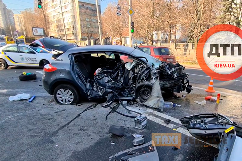 В Киеве такси Bolt разбилось вдребезги: погибла пассажирка, водитель госпитализирован - Такси Сервис
