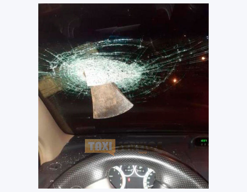 В Кривом Роге пьяный мужчина разбил топором лобовое стекло машины такси - Такси Сервис