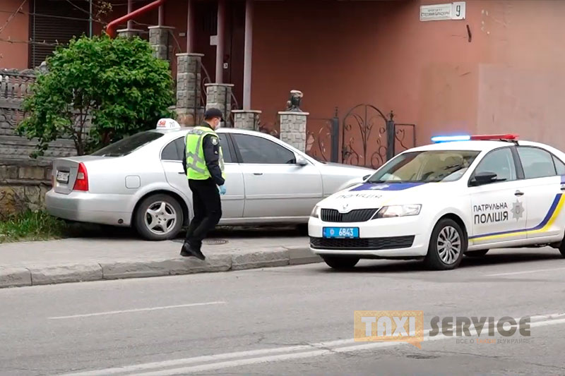 В Тернополе из-за инсульта водитель такси не справился с управлением и попал в ДТП (видео)