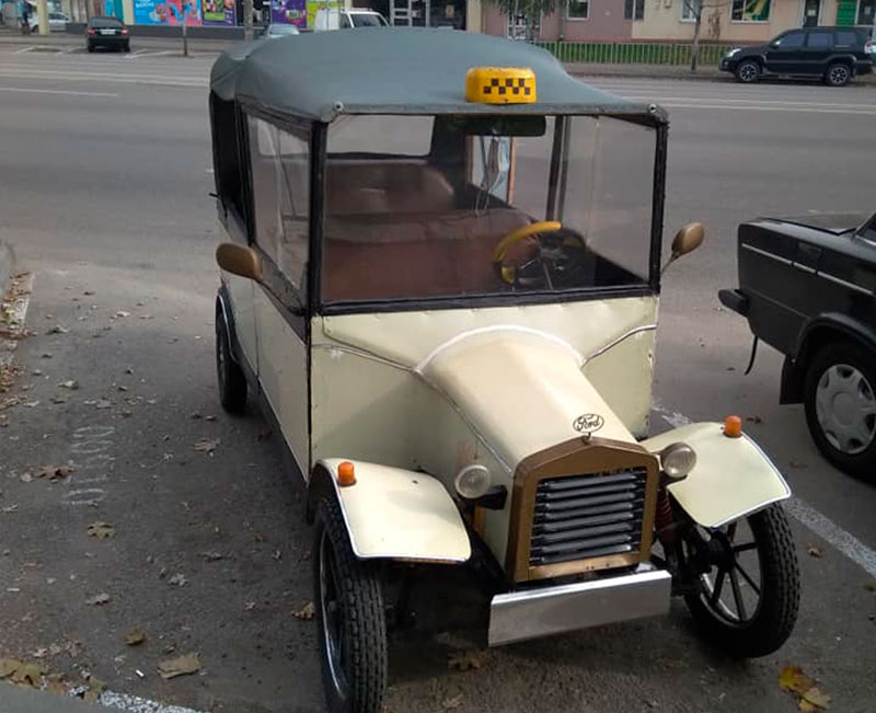 На улицах Днепра появилось уникальное такси, похожее на Ford Model T