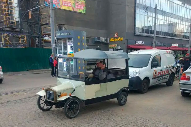 На улицах Днепра появилось уникальное такси, похожее на Ford Model T