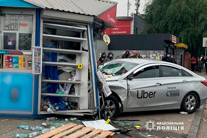 Авария Uber: в Киеве водитель такси Uber влетел в остановку, два человека погибли (видео)