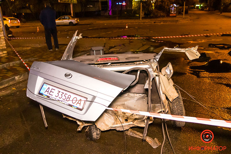 В Днепре автомобиль такси Uklon разорвало на части, после столкновения с Subaru (фото)