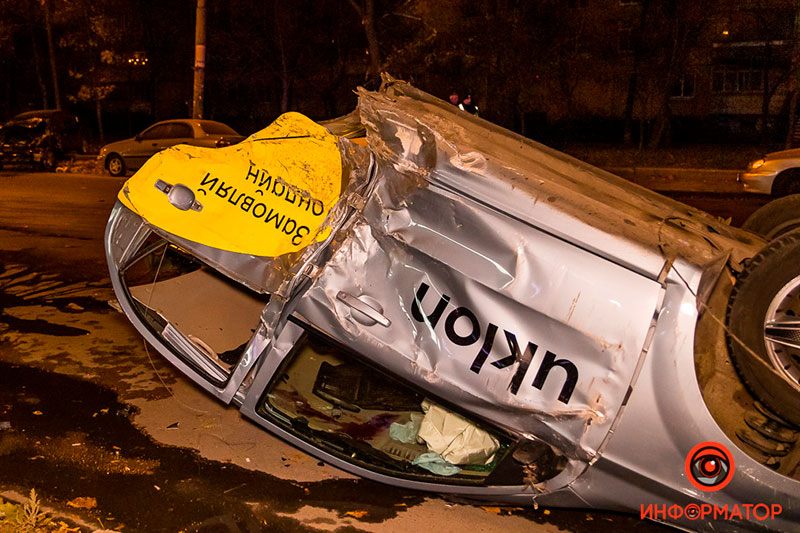 В Днепре автомобиль такси Uklon разорвало на части, после столкновения с Subaru (фото)